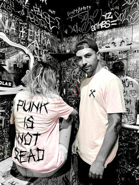 T-Shirt "Punk Is Not Dead" - Pink